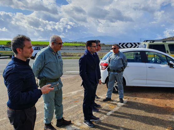 Gianni Lampis e agenti del corpo forestale