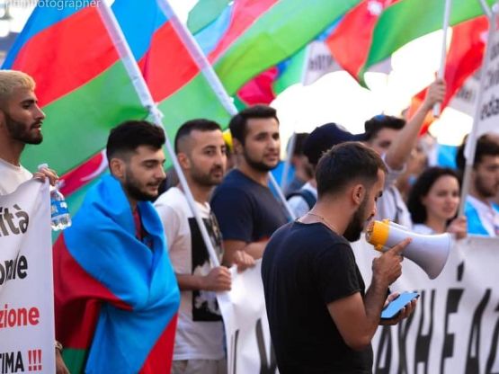 Azeri in Piazza Montecitorio