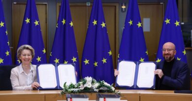 Charles Michel, Ursula von der Leyen, firma brexit, foto Copyright European Union