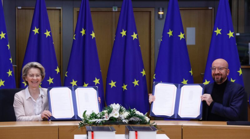 Charles Michel, Ursula von der Leyen, firma brexit, foto Copyright European Union