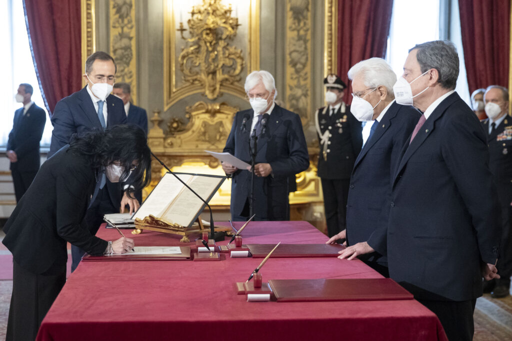 Il Presidente della Repubblica Sergio Mattarella e il Presidente del Consiglio Mario Draghi durante il giuramento dell'Onorevole Fabiana Dadone, alla quale sarà conferito l’incarico per le politiche giovanili (foto di Francesco Ammendola - Ufficio per la Stampa e la Comunicazione della Presidenza della Repubblica)