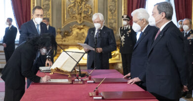 Il Presidente della Repubblica Sergio Mattarella e il Presidente del Consiglio Mario Draghi durante il giuramento dell'Onorevole Fabiana Dadone, alla quale sarà conferito l’incarico per le politiche giovanili (foto di Francesco Ammendola - Ufficio per la Stampa e la Comunicazione della Presidenza della Repubblica)