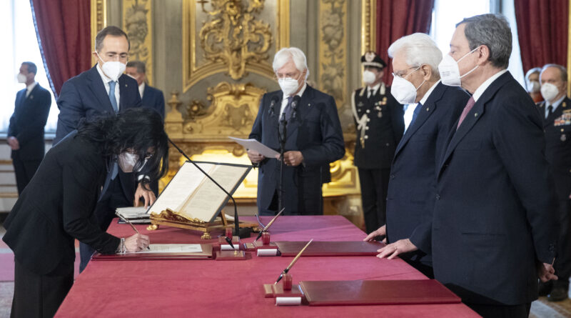 Il Presidente della Repubblica Sergio Mattarella e il Presidente del Consiglio Mario Draghi durante il giuramento dell'Onorevole Fabiana Dadone, alla quale sarà conferito l’incarico per le politiche giovanili (foto di Francesco Ammendola - Ufficio per la Stampa e la Comunicazione della Presidenza della Repubblica)