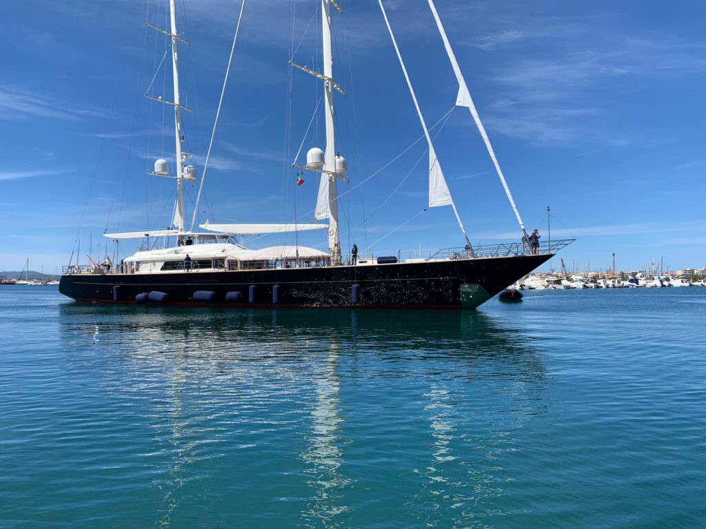 Il maxi-yacht ad Alghero