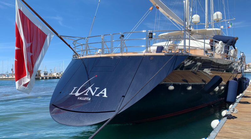 Il maxi-yacht ad Alghero