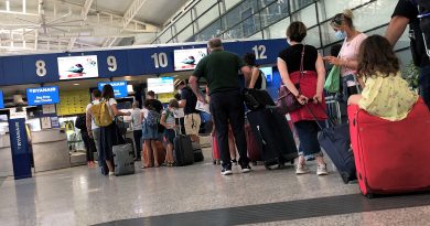 Partenze, turisti aeroporto di Cagliari, foto SOGAER