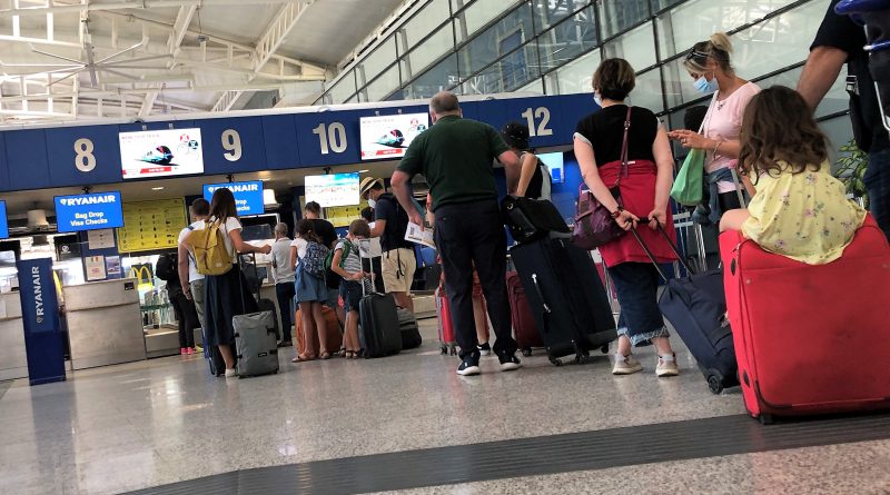 Partenze, turisti aeroporto di Cagliari, foto SOGAER