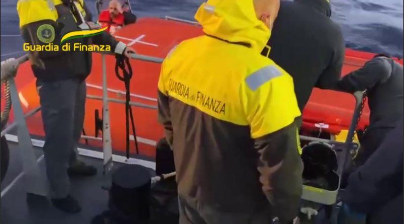 Guardia di finanza, salvataggio mare