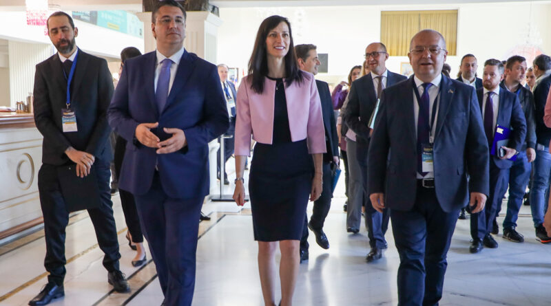 Apostolos Tzitzikostas, Mariya Gabriel, Emil Boc, foto © Unione Europea / Kyriakos Samartzidis