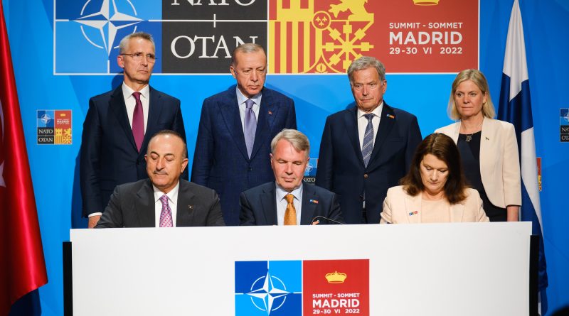 La firma del memorandum NATO, foto Nato.int