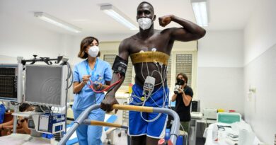 I giocatori Dinamo con l'equipe di Cardiologia del S.Martino