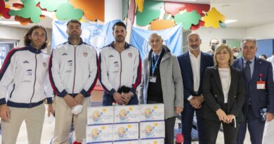 la consegna dei doni, foto Cagliari Calcio/Valerio Spano