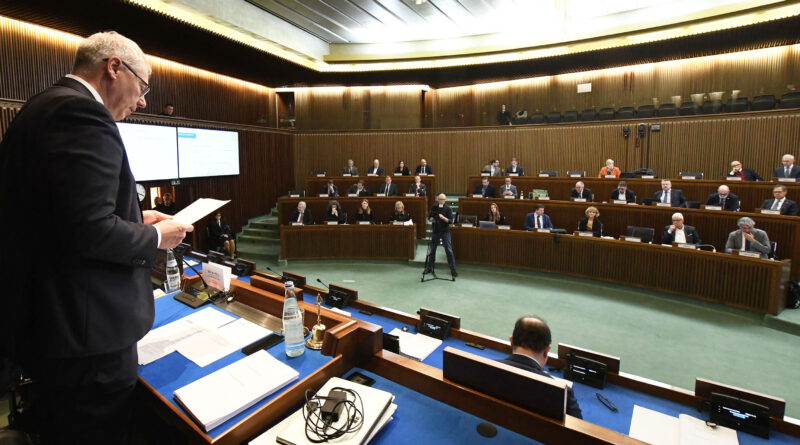 L'Aula ascolta l'intervento del presidente Bordin