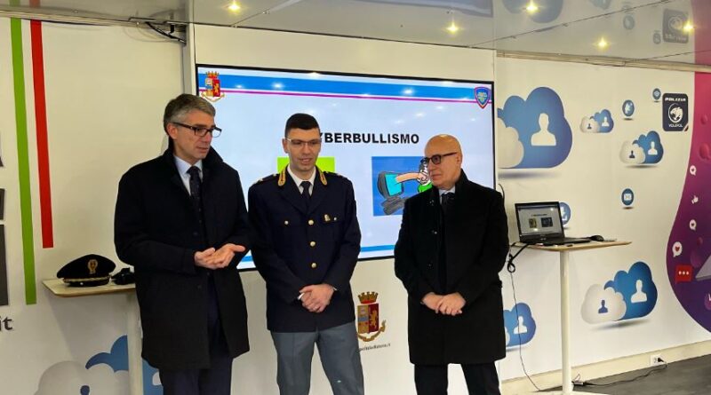 Un momento dell'iniziativa che oggi ha fatto tappa in piazza dell'Unità d'Italia a Trieste.